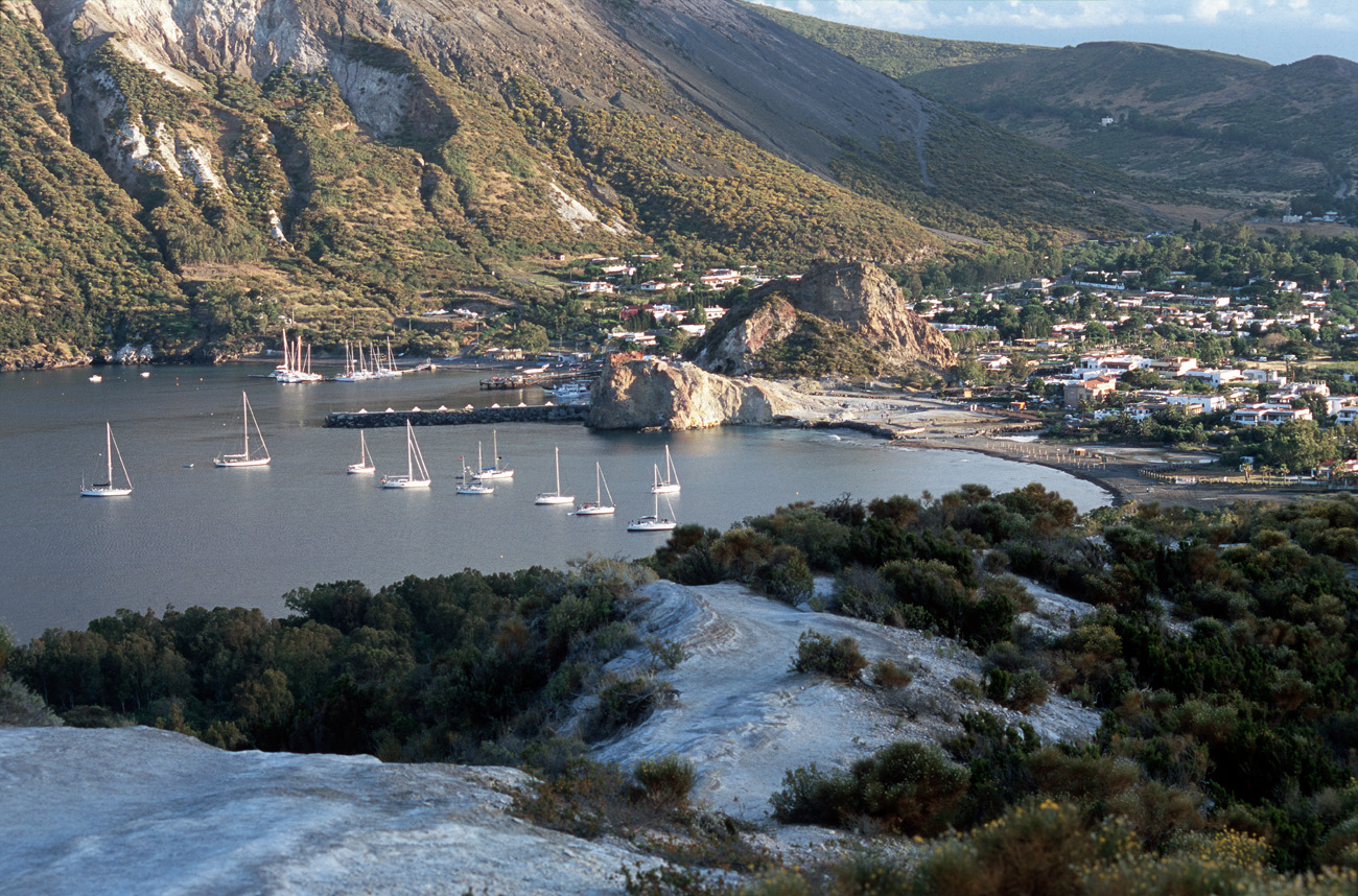 eol06_124.jpg - Italie, îles Eoliennes Vulcano la baie de Porto di Levante vue de l'éminence de  Vulcanello à l'approche du soir Fuji Velvia 100 F