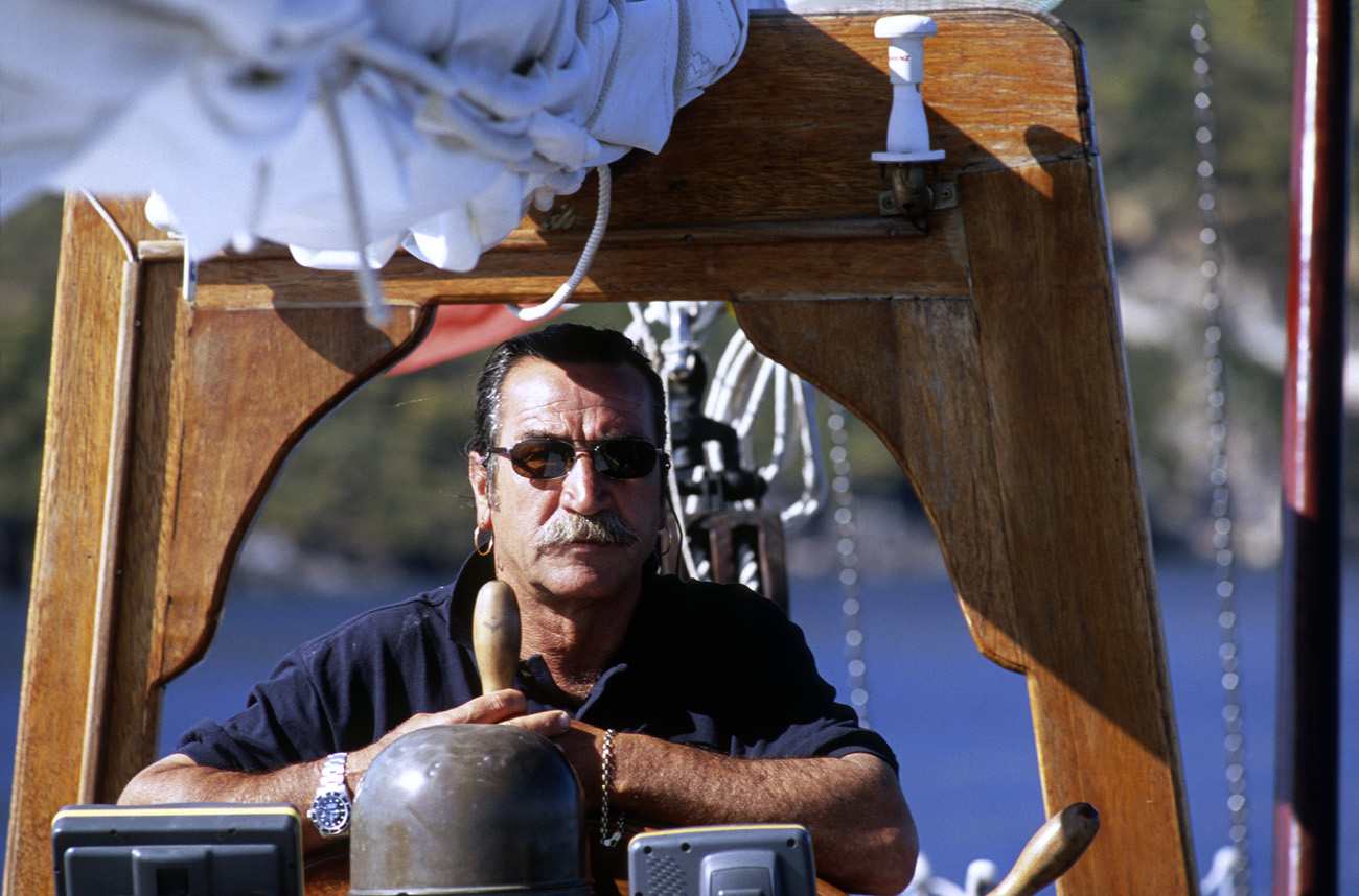 eol06_138.jpg - Italie, îles Eoliennes Lipari pas de problème, le beau temps est installé,  captain Felice se décontracte Fuji Velvia 100 F