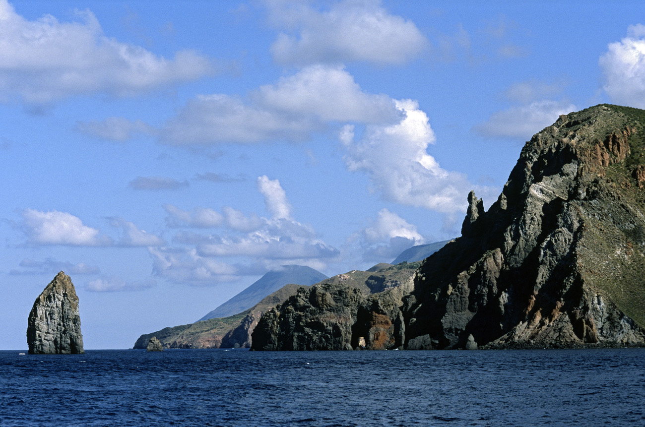 eol06_143.jpg - Italie, îles Eoliennes Lipari la côte ouest modelée par le volcanisme et rongée par la mer Fuji Velvia 100 F