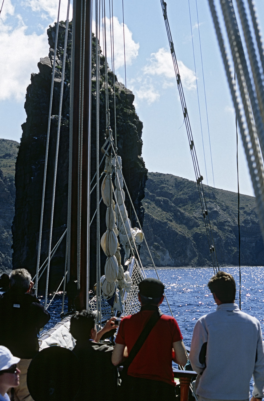 eol06_152.jpg - Italie, îles Eoliennes Lipari navigation au plus près d'un des faraglioni Fuji Velvia 100 F