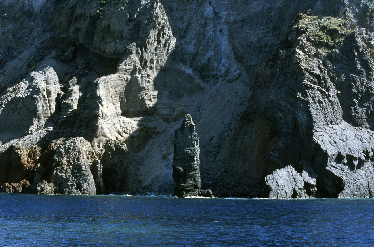 eol06_153.jpg - Italie, îles Eoliennes Lipari côte ouest Fuji Velvia 100 F