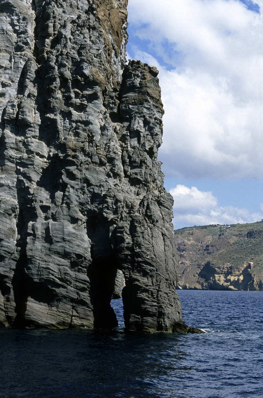 eol06_154.jpg - Italie, îles Eoliennes Lipari ilôt basaltique Fuji Velvia 100 F