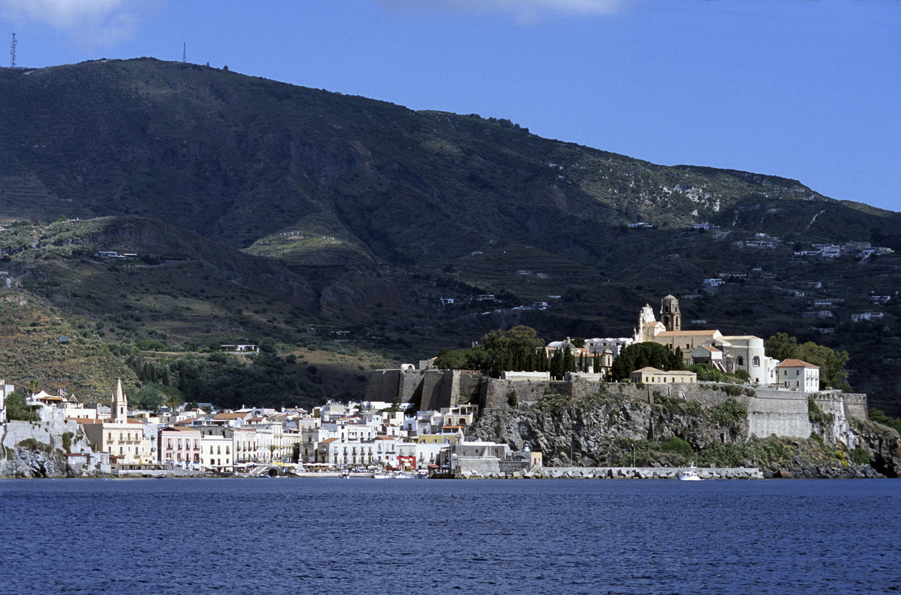 eol06_169.jpg - Italie, îles Eoliennes Lipari l'approche du port de Lipari, dominé par la citadelle et la cathédrale Fuji Velvia 100 F