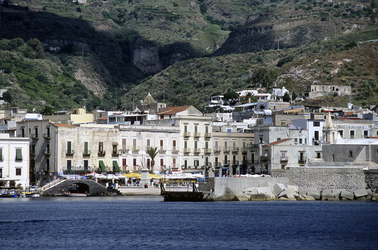 eol06_173.jpg - Italie, îles Eoliennes Lipari Marina Corta, dans la partie sud de la commune de Lipari Fuji Velvia 100 F
