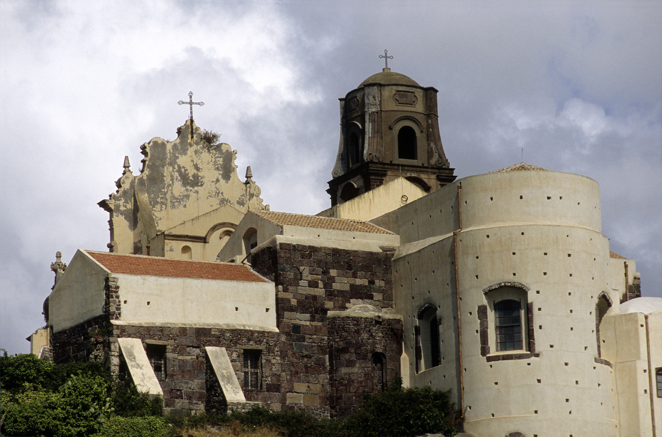 eol06_175.jpg - Italie, îles Eoliennes Lipari la cathédrale San Bartolomeo, et les restes du cloître bénédictin du 12ème siècle Fuji Velvia 100 F