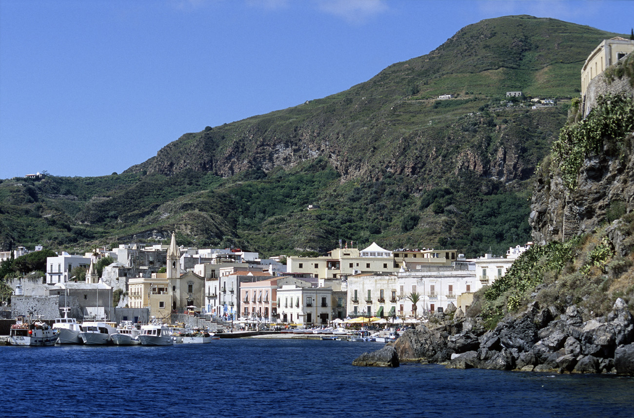 eol06_177.jpg - Italie, îles Eoliennes Lipari Marina Corta Fuji Velvia 100 F