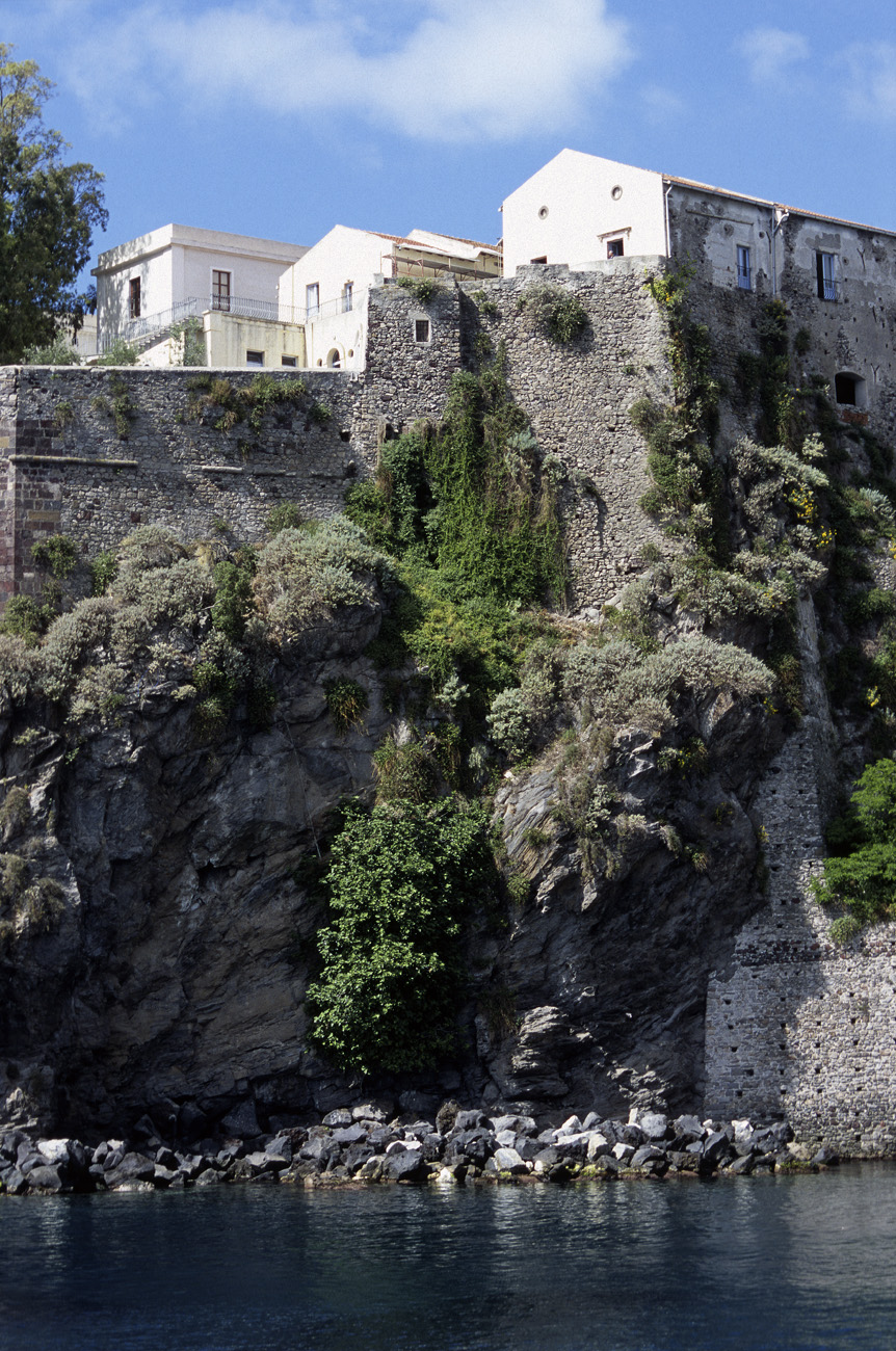 eol06_178.jpg - Italie, îles Eoliennes Lipari l'enceinte fortifiée Fuji Velvia 100 F