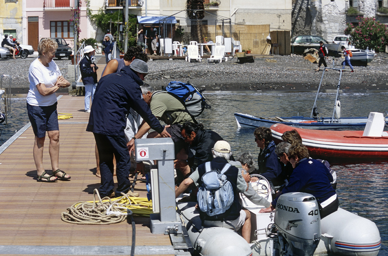 eol06_183.jpg - Italie, îles Eoliennes Lipari débarquement au port principal de Lipari Fuji Velvia 100 F
