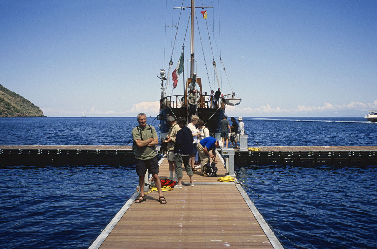 eol06_197l.jpg - Italie, îles Eoliennes Lipari le Sigismondo a pu sortir de son mouillage pour embarquer les passagers sur le ponton Fuji Velvia 100 F