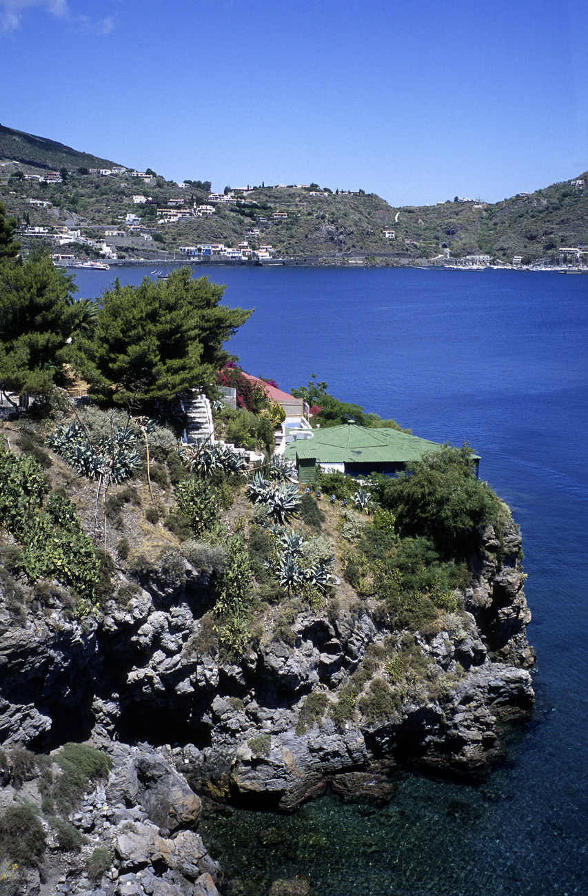 eol06_199.jpg - Italie, îles Eoliennes Lipari une villa le long du sentier côtier Fuji Velvia 100 F