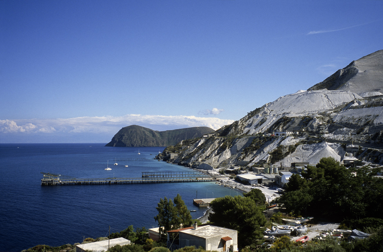 eol06_208l.jpg - Italie, îles Eoliennes Lipari la seule usine d'extraction de pierre ponce encore en activité : le principal débouché est l'industrie du bâtiment, la pierre ponce concassée est liée aux constituants du ciment pour augmenter la résistance et les capacités d'isolation thermique Fuji Velvia 100 F