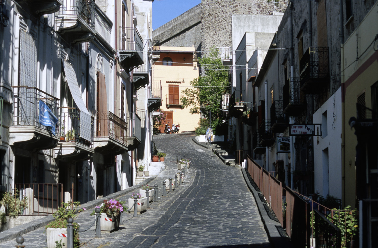 eol06_209.jpg - Italie, îles Eoliennes Lipari ruelle remontant vers la forteresse Fuji Velvia 100 F