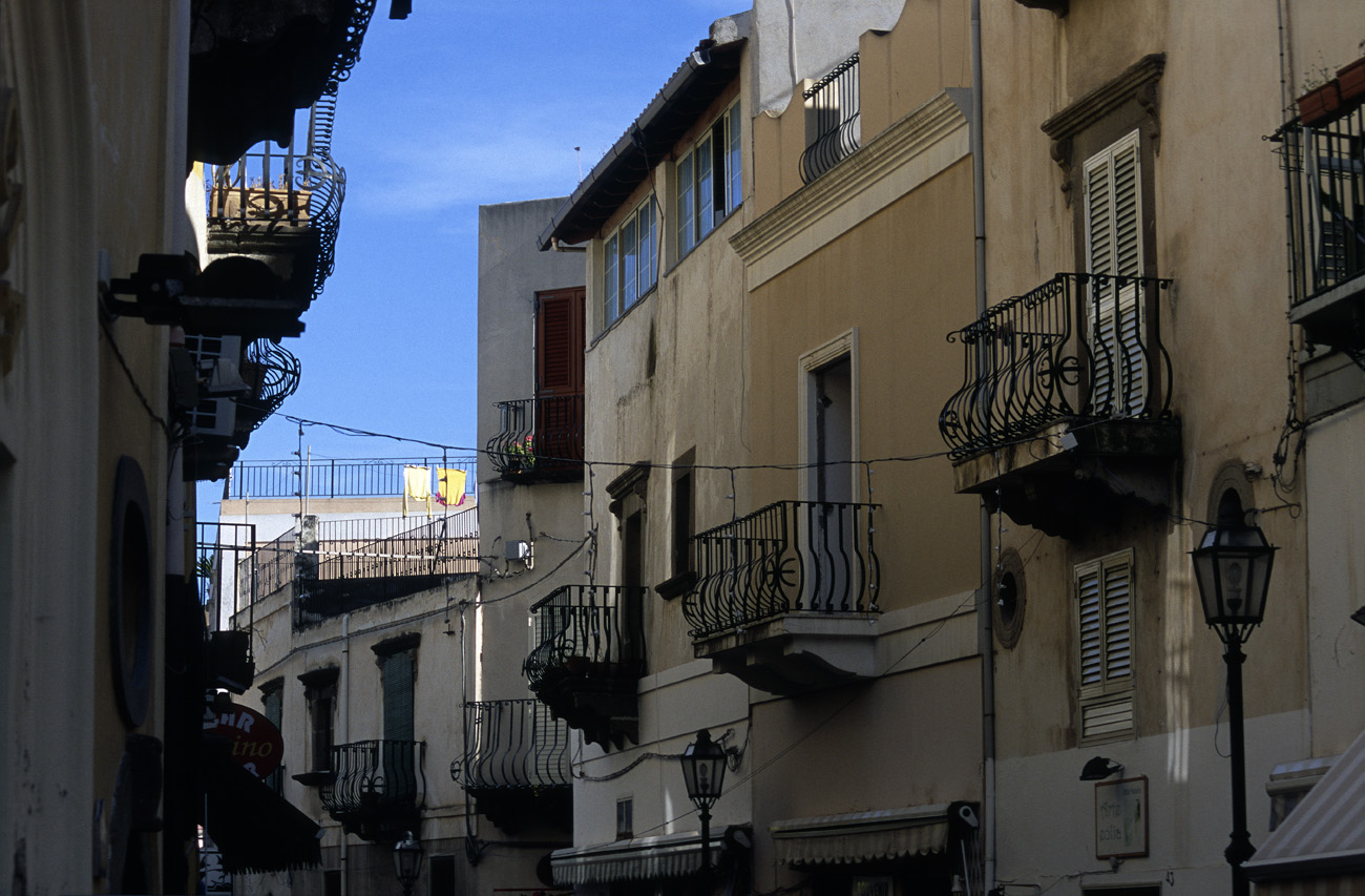 eol06_210.jpg - Italie, îles Eoliennes Lipari les balcons de Lipari, une caractéristique de l'architecture locale Fuji Velvia 100 F
