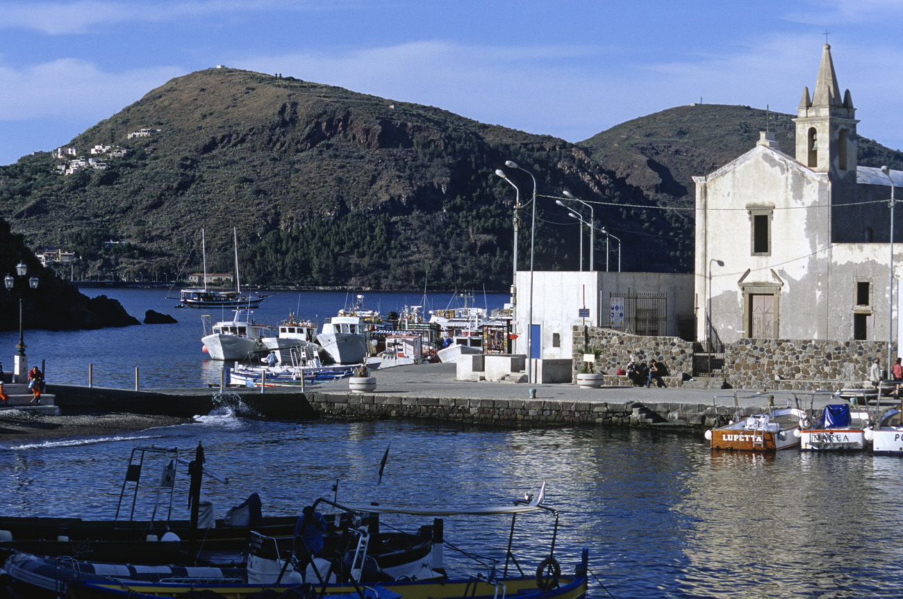 eol06_214.jpg - Italie, îles Eoliennes Lipari la marina Corta au sud de la forteresse Fuji Velvia 100 F