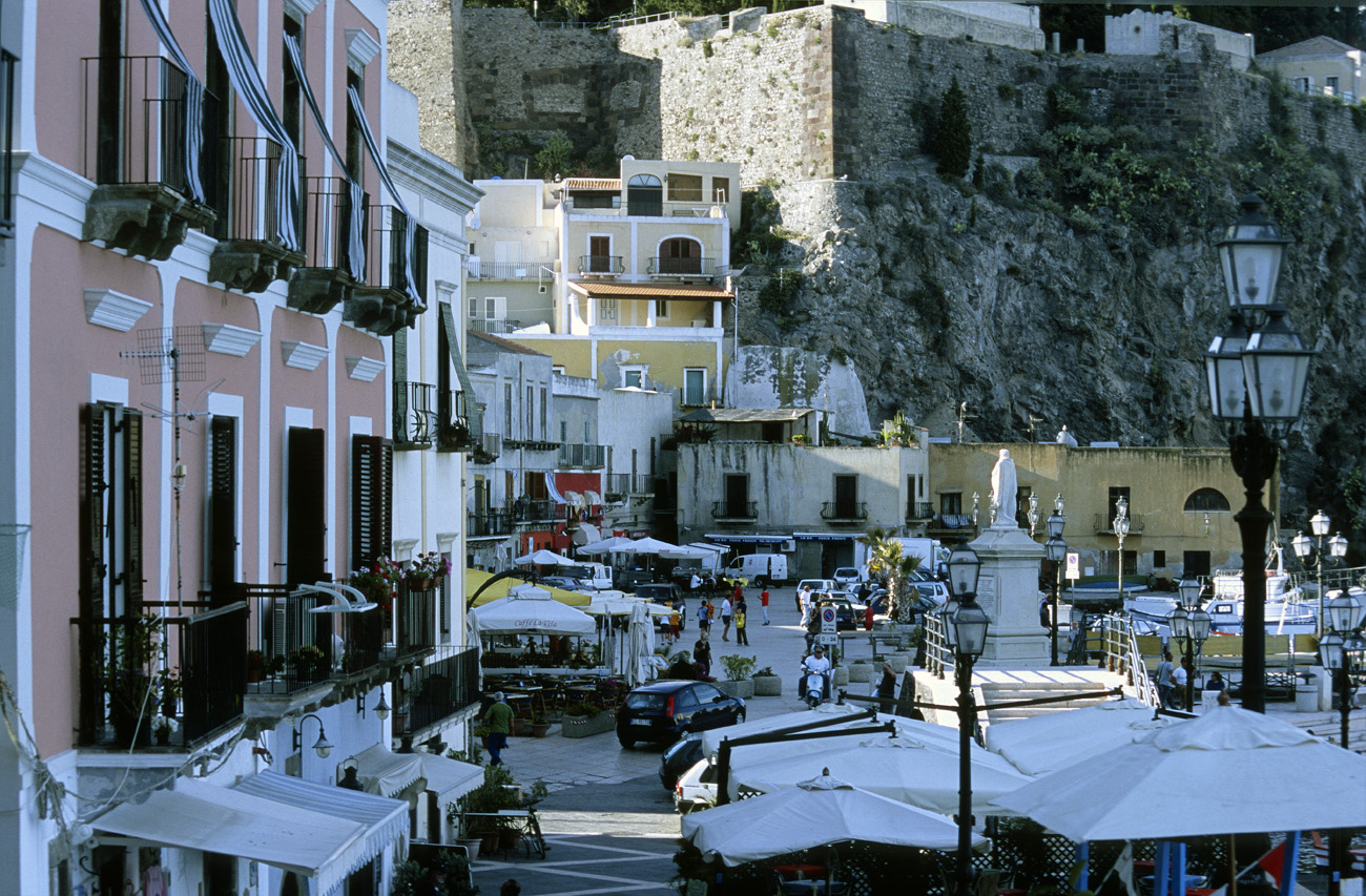 eol06_215.jpg - Italie, îles Eoliennes Lipari la marina Corta, au sud de la forteresse, avec ses bars et gelaterias Fuji Velvia 100 F