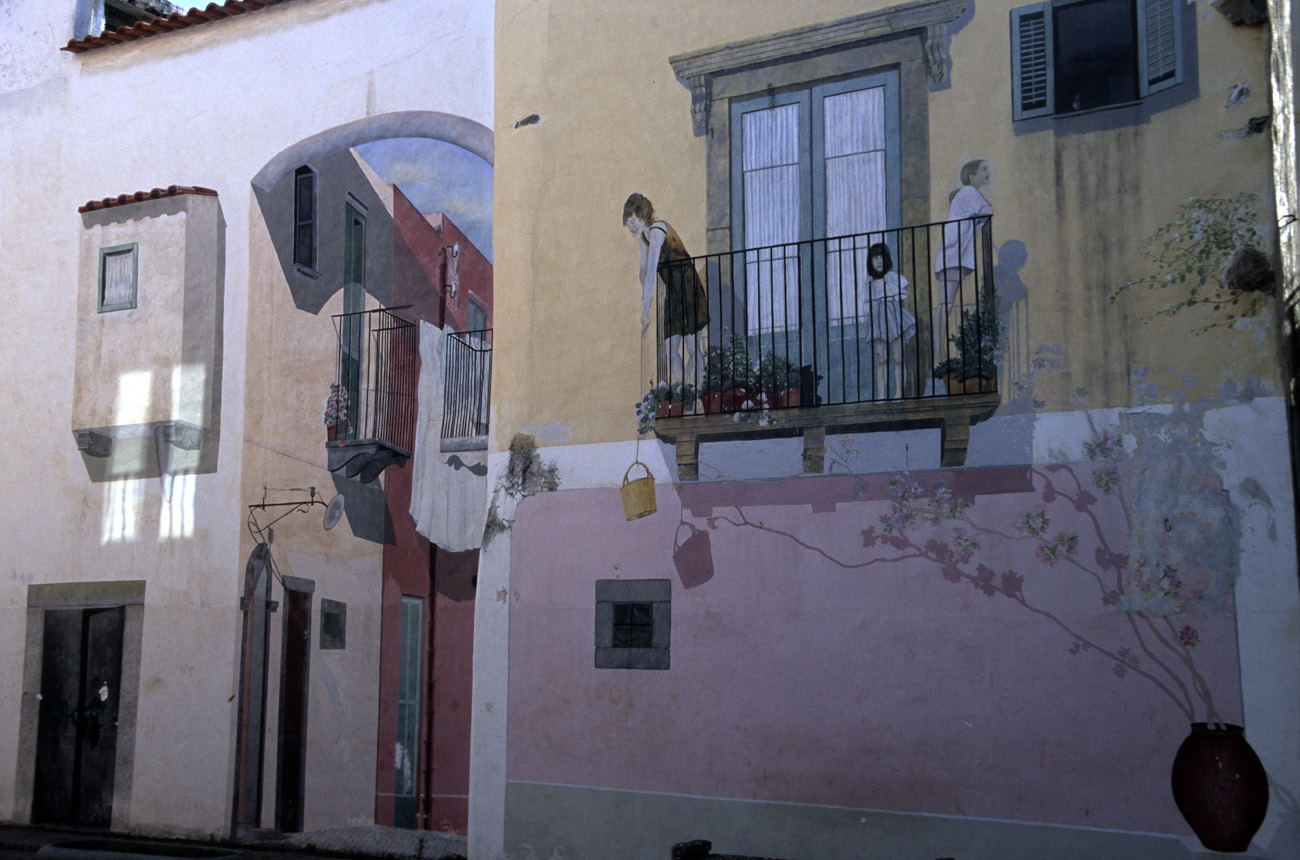 eol06_217.jpg - Italie, îles Eoliennes Lipari quelques peintures en trompe-l'oeil sur les façades d'une petite place Fuji Velvia 100 F