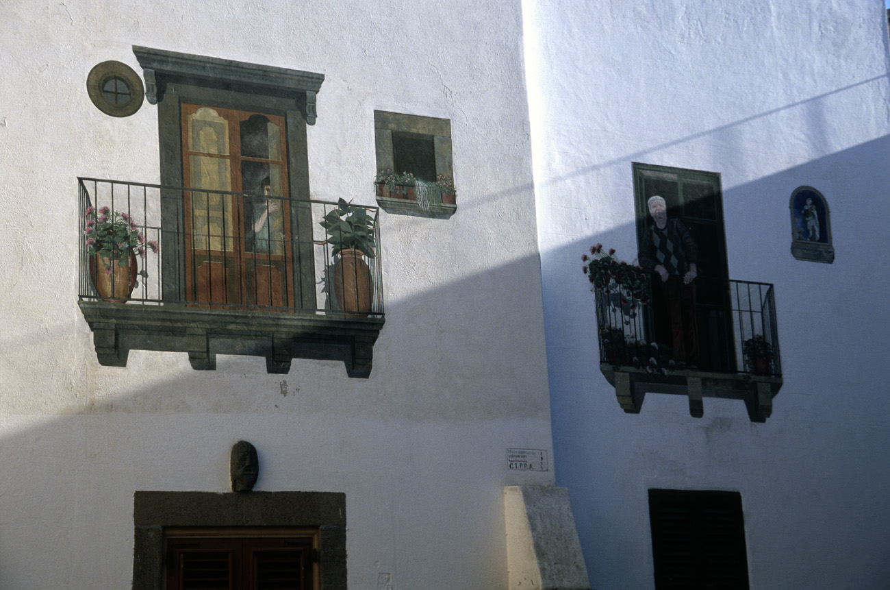 eol06_219.jpg - Italie, îles Eoliennes Lipari quelques peintures en trompe-l'oeil sur les façades d'une petite place Fuji Velvia 100 F