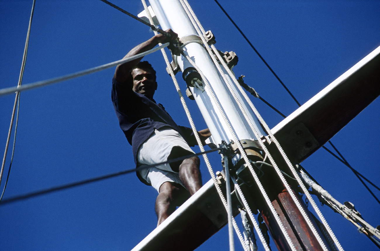 eol06_230.jpg - Italie, îles Eoliennes entre Lipari et Salina manoeuvre en mer pour hisser les voiles Fuji Velvia 100 F