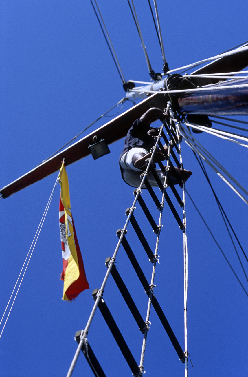 eol06_231.jpg - Italie, îles Eoliennes entre Lipari et Salina manoeuvre en mer pour hisser les voiles Fuji Velvia 100 F