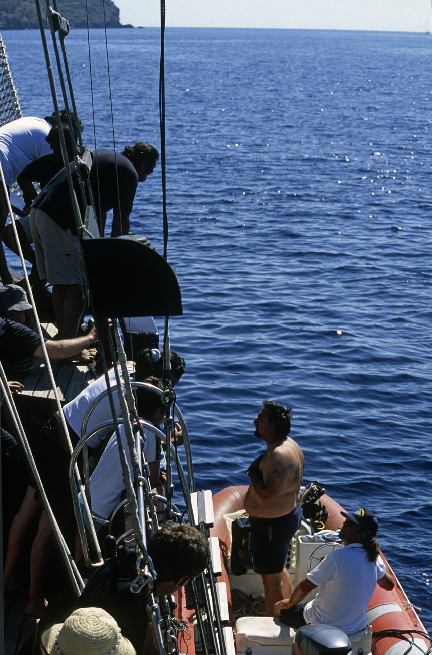 eol06_242.jpg - Italie, îles Eoliennes entre Lipari et Salina départ retardé par un emmêlement de cordes autour de l'ancre, suite à une bévue de notre guide qui avait quitté le voilier sans prévenir le capitaine à quelques minutes de l'appareillage. Un plongeur arrive pour examiner les choses Fuji Velvia 100 F