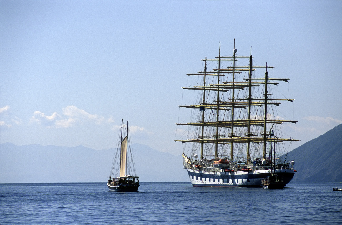 eol06_246.jpg - Italie, îles Eoliennes Lipari un superbe cinq-mâts est entre-temps venu mouiller devant le promontoire de la forteresse. Il se retrouve en compagnie d'un beau spécimen de caïque Fuji Velvia 100 F