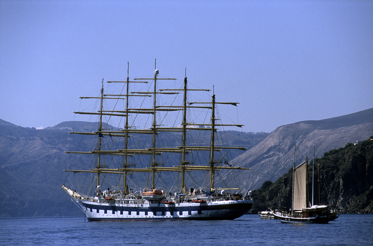 eol06_247.jpg - Italie, îles Eoliennes Lipari un superbe cinq-mâts est entre-temps venu mouiller devant le promontoire de la forteresse. Il se retrouve en compagnie d'un beau spécimen de caïque Fuji Velvia 100 F