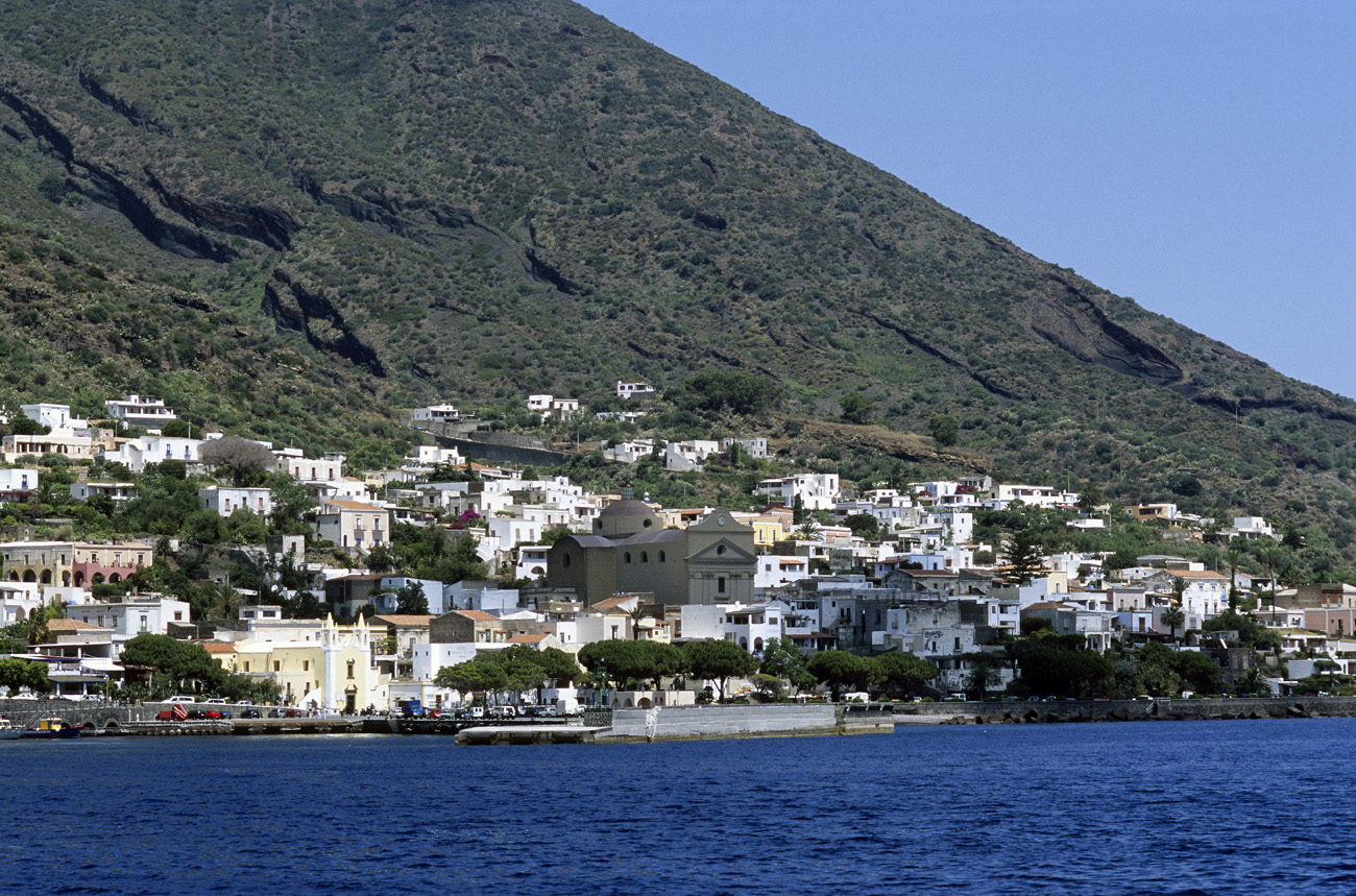 eol06_260.jpg - Italie, îles Eoliennes Salina l'arrivée au principal village, Santa Marina Salina Fuji Velvia 100 F