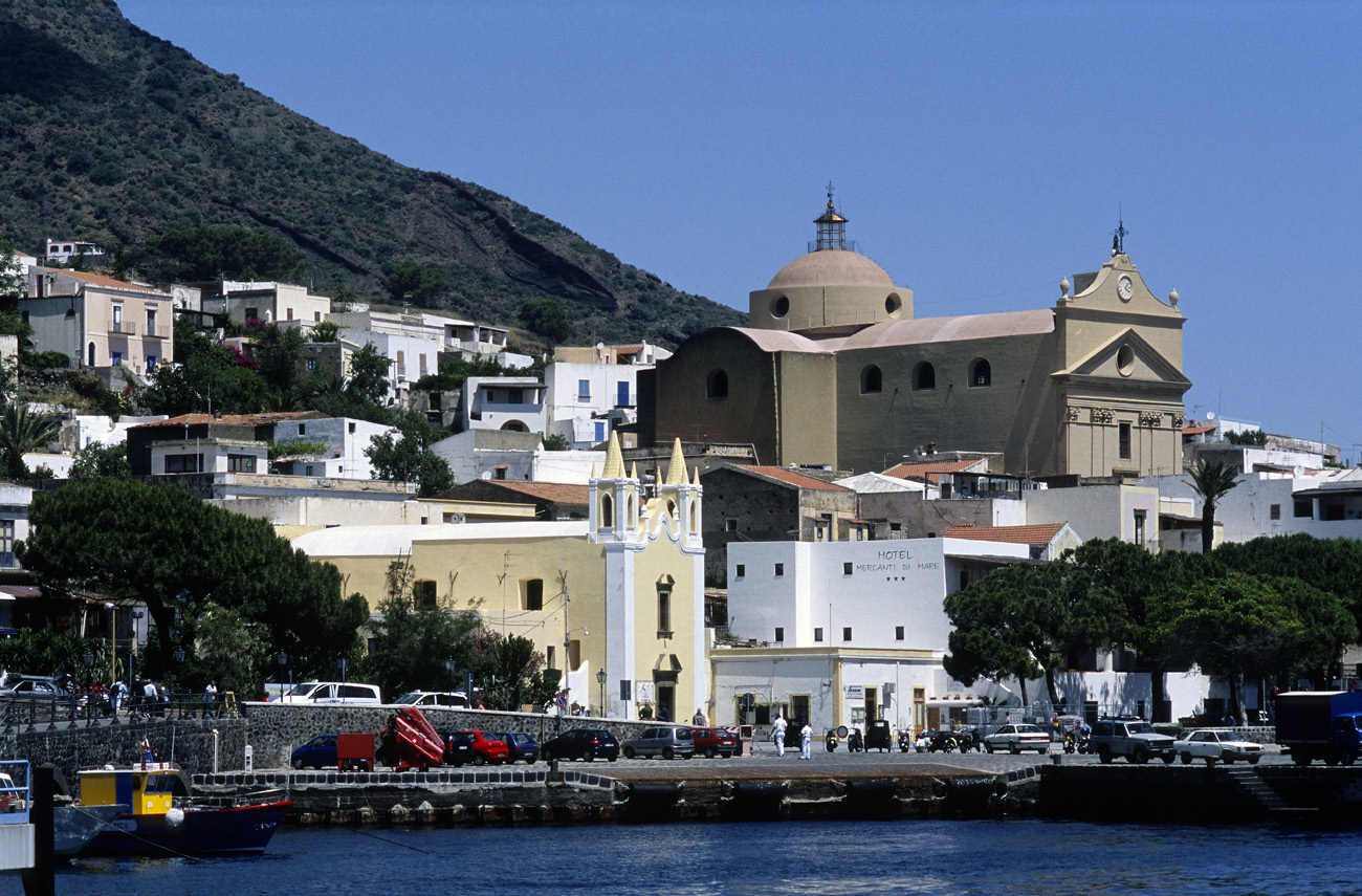 eol06_261.jpg - Italie, îles Eoliennes Salina vue sur les deux églises et les maisons pimpantes près du port de Santa Marina Salina Fuji Velvia 100 F