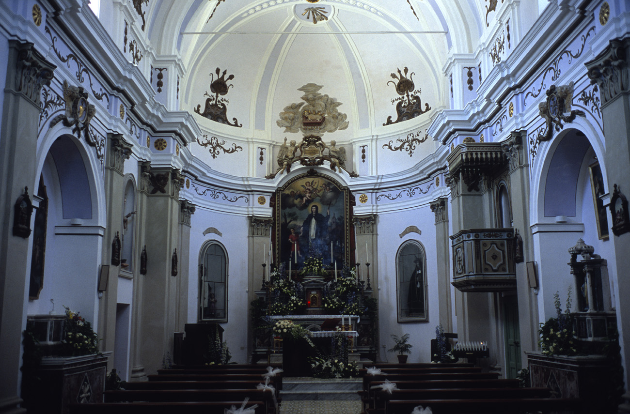 eol06_263l.jpg - Italie, îles Eoliennes Salina l'intérieur de la petite église située sur la place du front de mer à Santa Marina Fuji Velvia 100 F