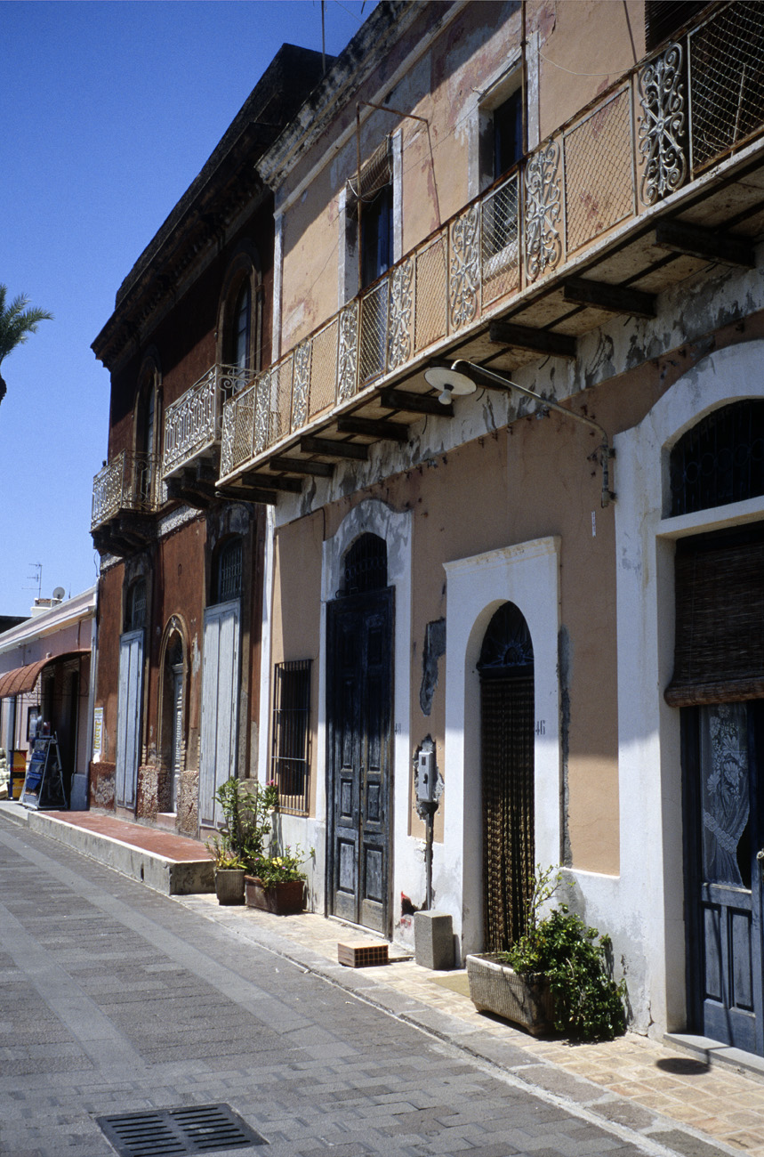 eol06_267l.jpg - Italie, îles Eoliennes Salina une maison de la via Risorgimento, rue principale en retrait du front de mer Fuji Velvia 100 F