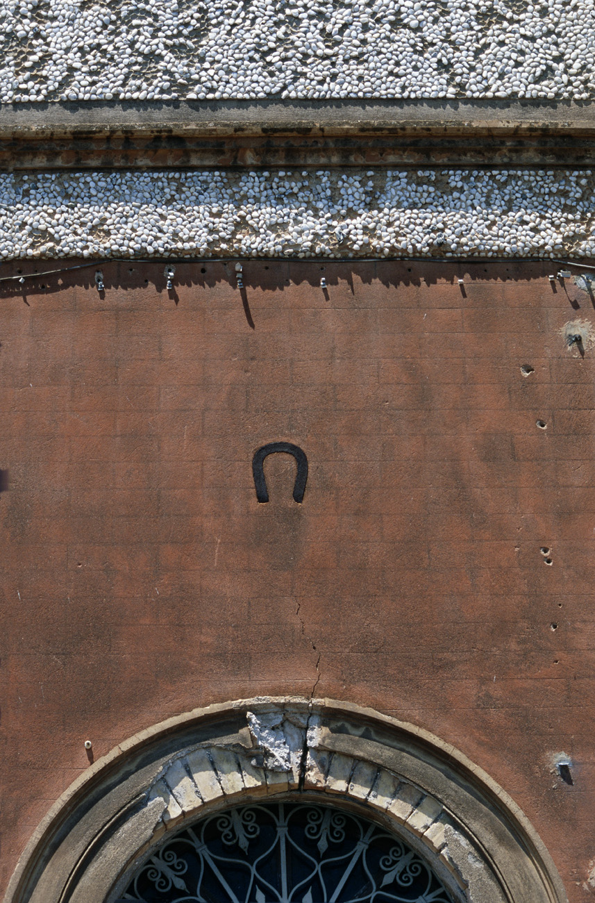 eol06_270.jpg - Italie, îles Eoliennes Salina détail de façade d'une maison ancienne via Risorgimento Fuji Velvia 100 F