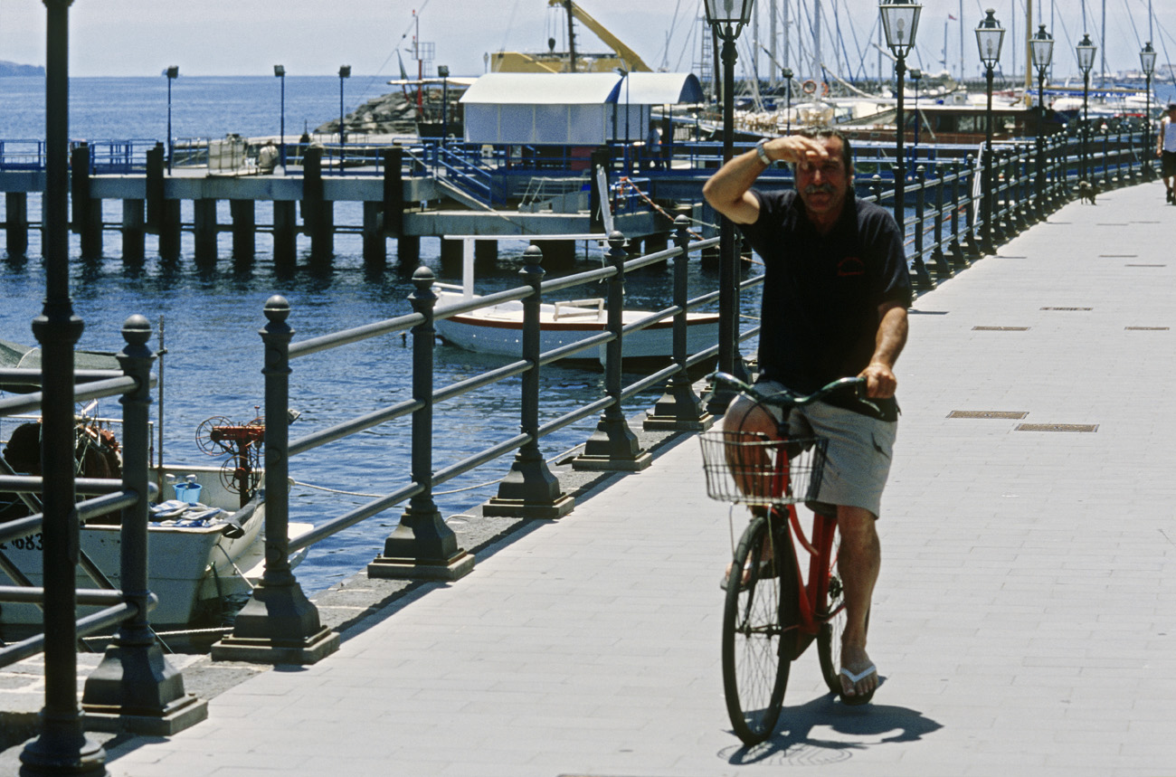 eol06_274.jpg - Italie, îles Eoliennes Salina notre capitaine enfin sur le plancher des vaches, mais bien organisé il dispose d'un vélo Fuji Velvia 100 F