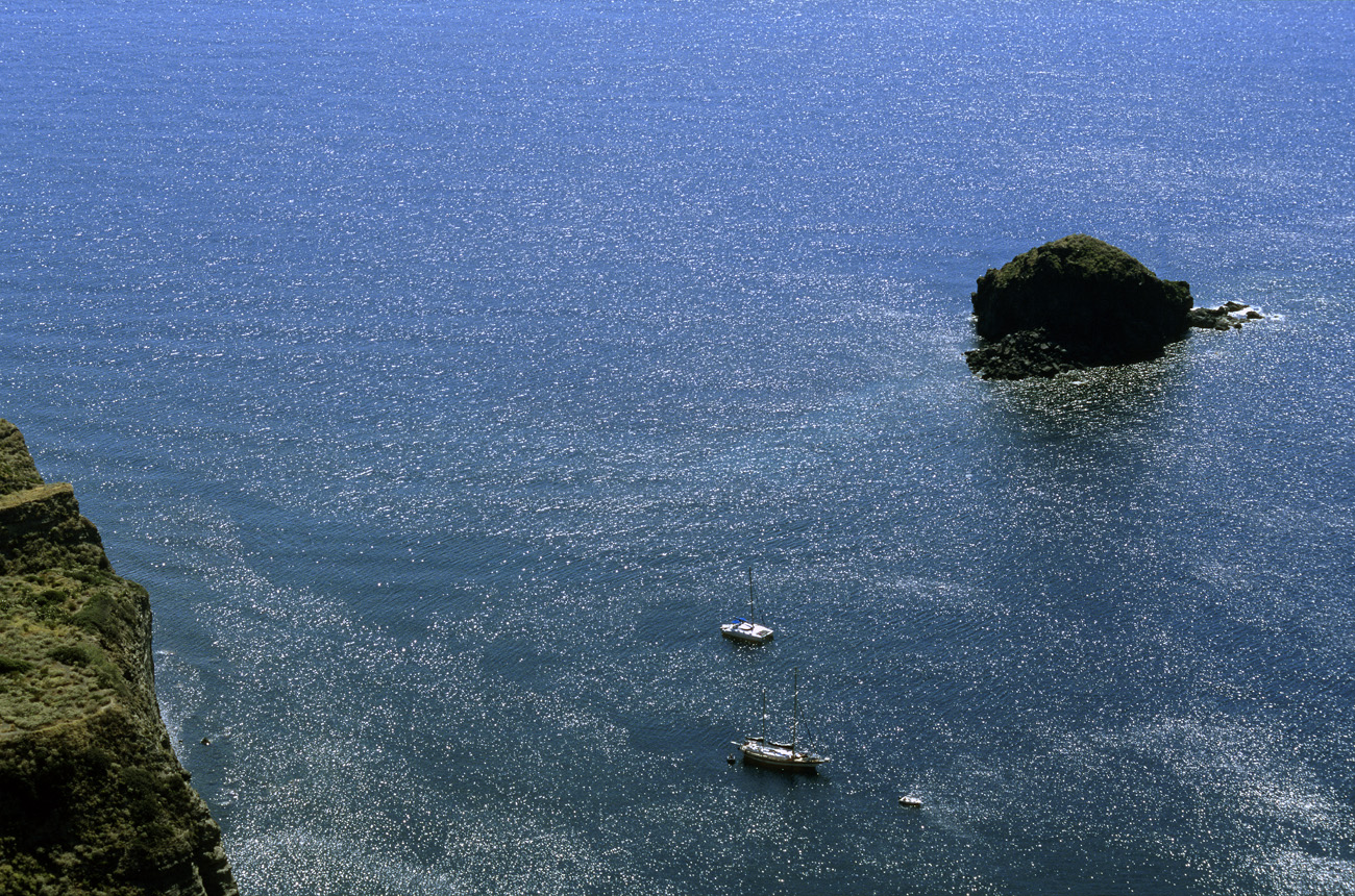 eol06_276.jpg - Italie, îles Eoliennes Salina vue plongeante sur la baie de Pollara Fuji Velvia 100 F