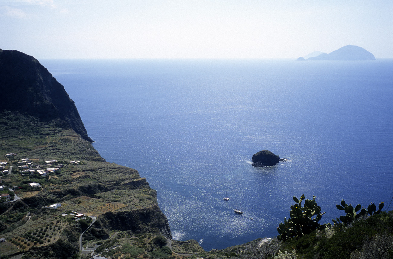eol06_277l.jpg - Italie, îles Eoliennes Salina Pollara, petit village isolé, terminus de la route. Au fond, Filicudi masque Alicudi Fuji Velvia 100 F