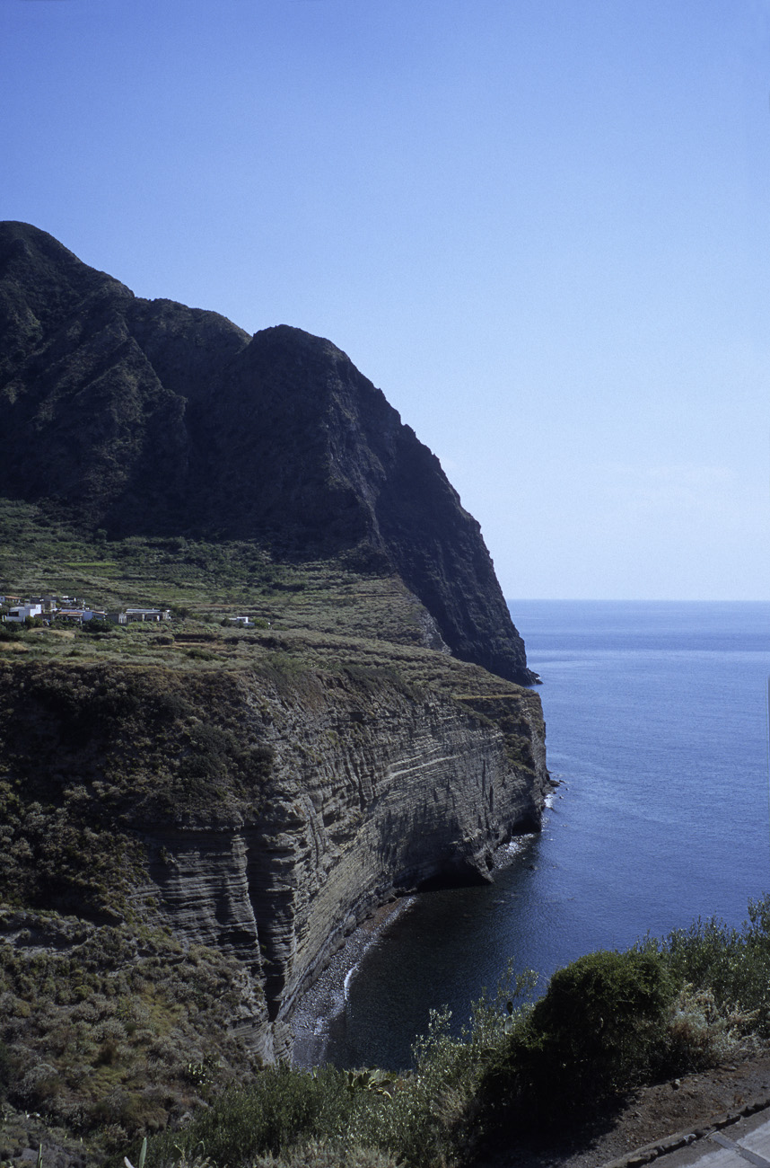 eol06_281l.jpg - Italie, îles Eoliennes Salina baie de Pollara Fuji Velvia 100 F
