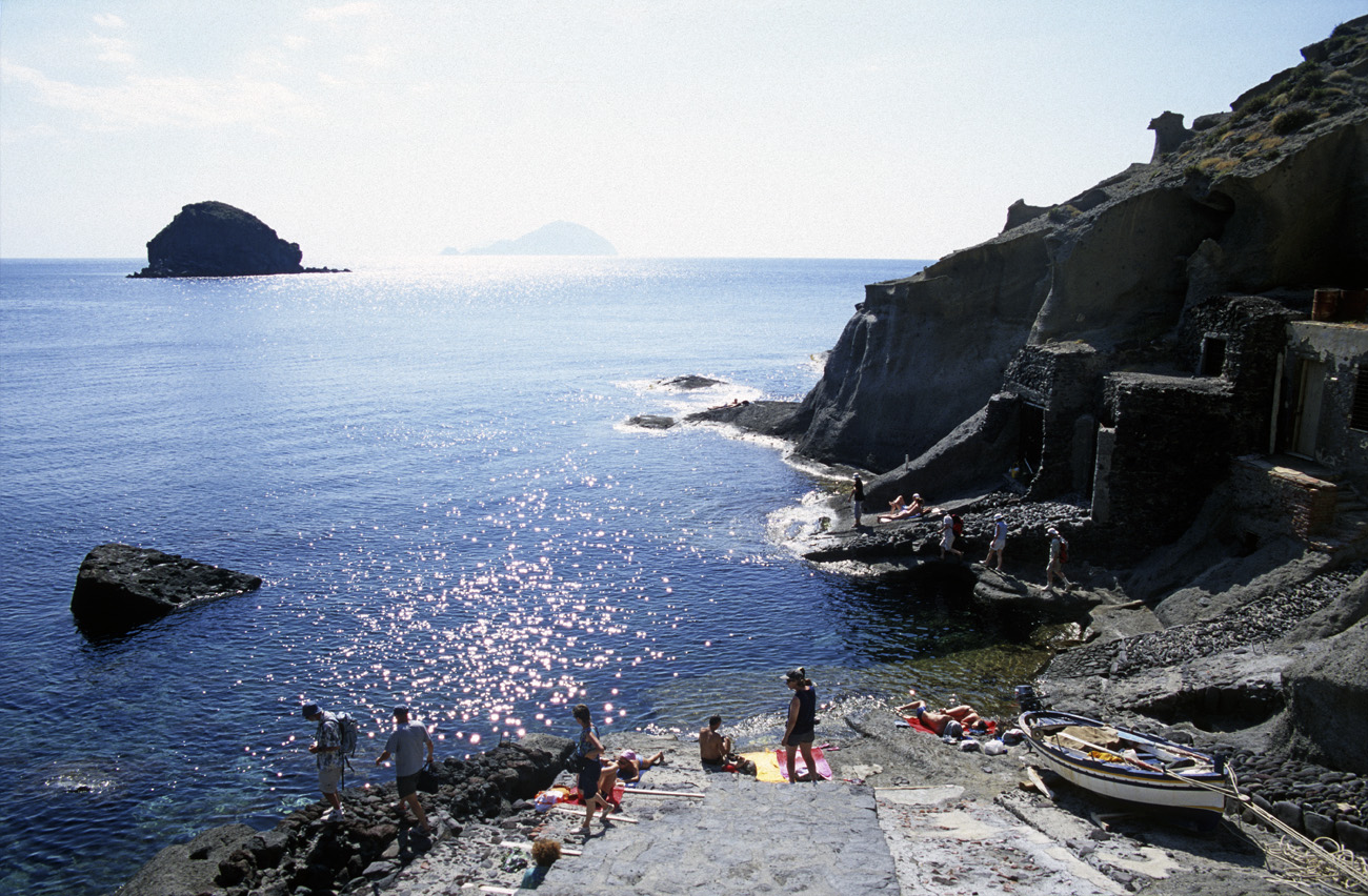 eol06_283.jpg - Italie, îles Eoliennes Salina baie de Pollara : un coin rocheux où l'on peut se baigner Fuji Velvia 100 F