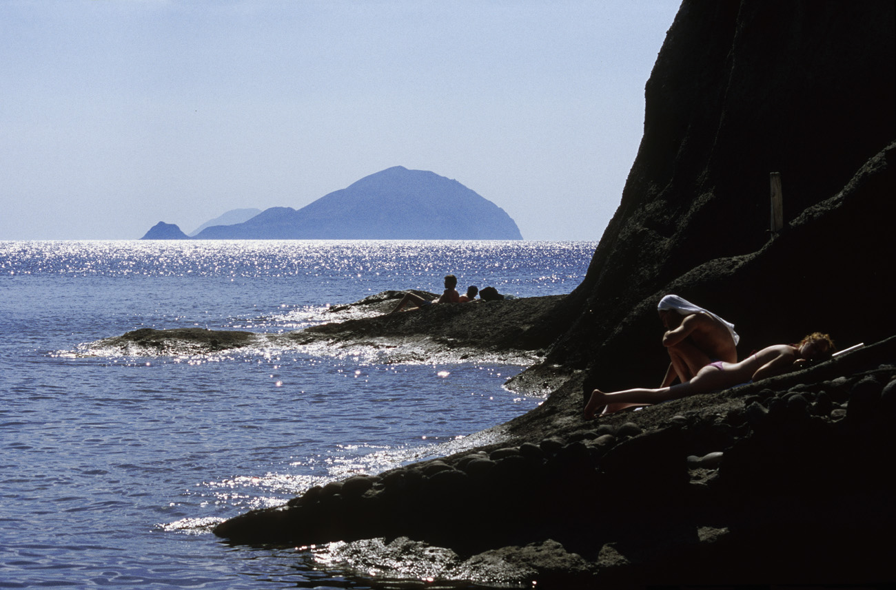 eol06_288.jpg - Italie, îles Eoliennes Salina baie de Pollara : bronzage à contre-jour Fuji Velvia 100 F