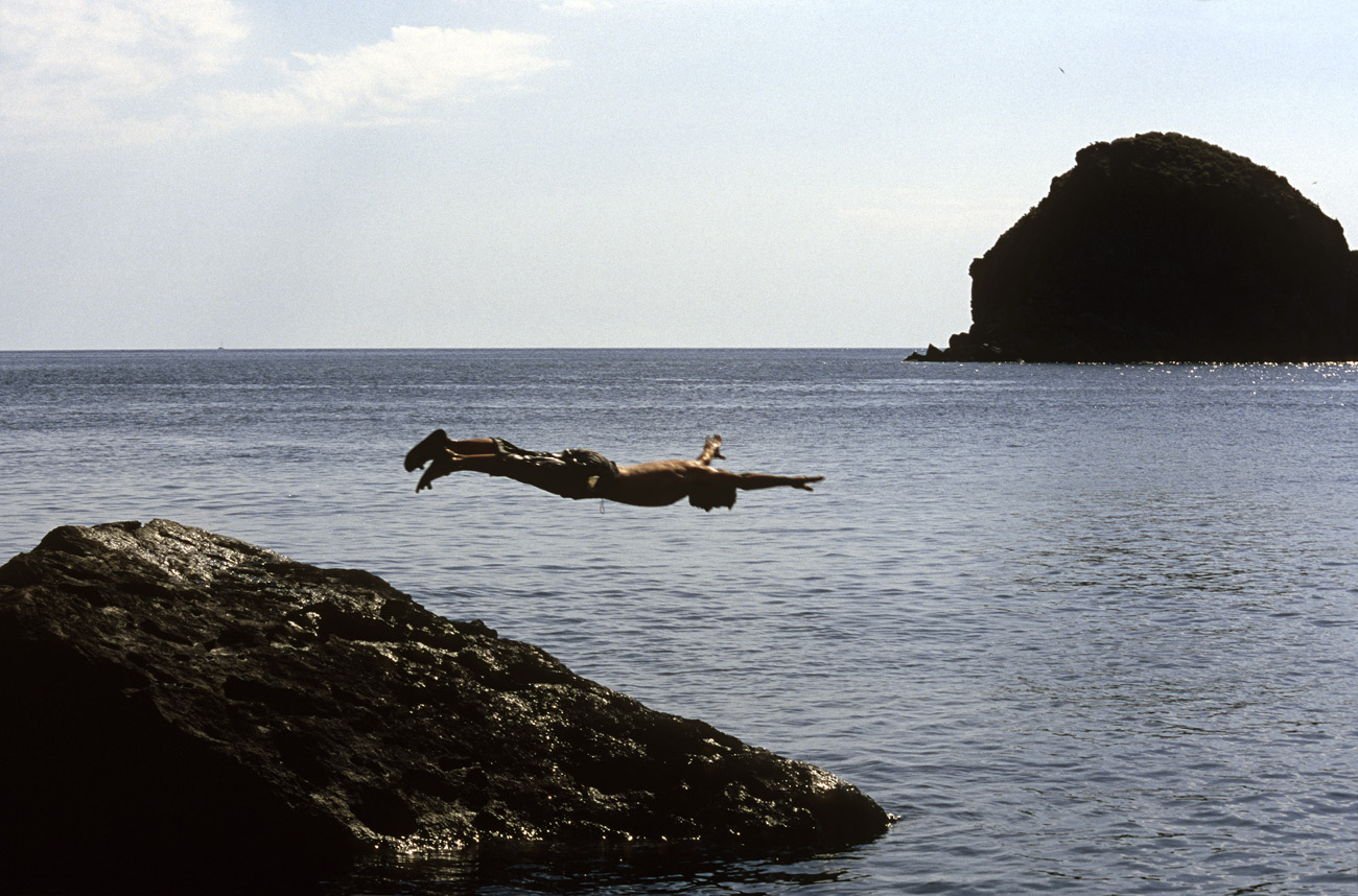 eol06_292.jpg - Italie, îles Eoliennes Salina baie de Pollara : notre jeune guide prend du bon temps Fuji Velvia 100 F