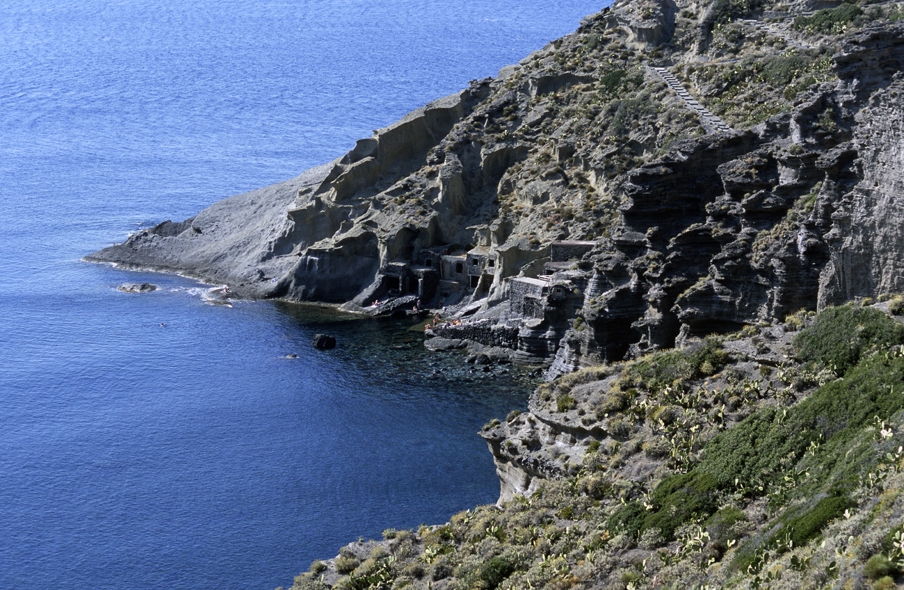 eol06_293.jpg - Italie, îles Eoliennes Salina baie de Pollara Fuji Velvia 100 F