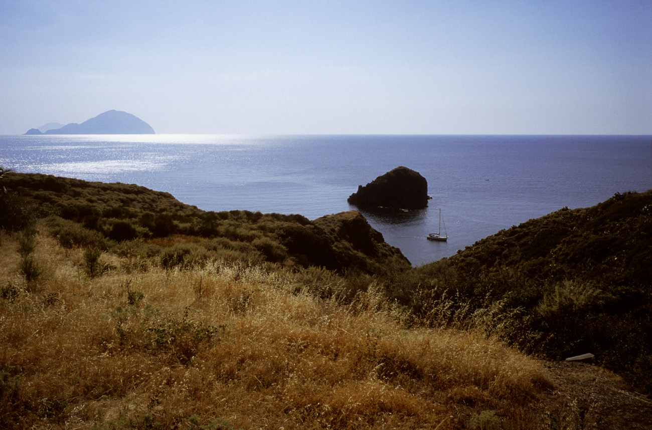 eol06_295l.jpg - Italie, îles Eoliennes Salina baie de Pollara Fuji Velvia 100 F