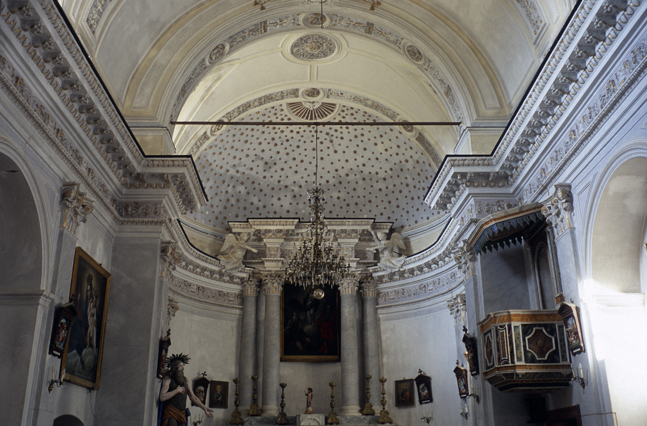 eol06_299l.jpg - Italie, îles Eoliennes Salina Pollara: l'intérieur de la petite église dont l'aspect extérieur ne laissait pas présager la richesse Fuji Velvia 100 F