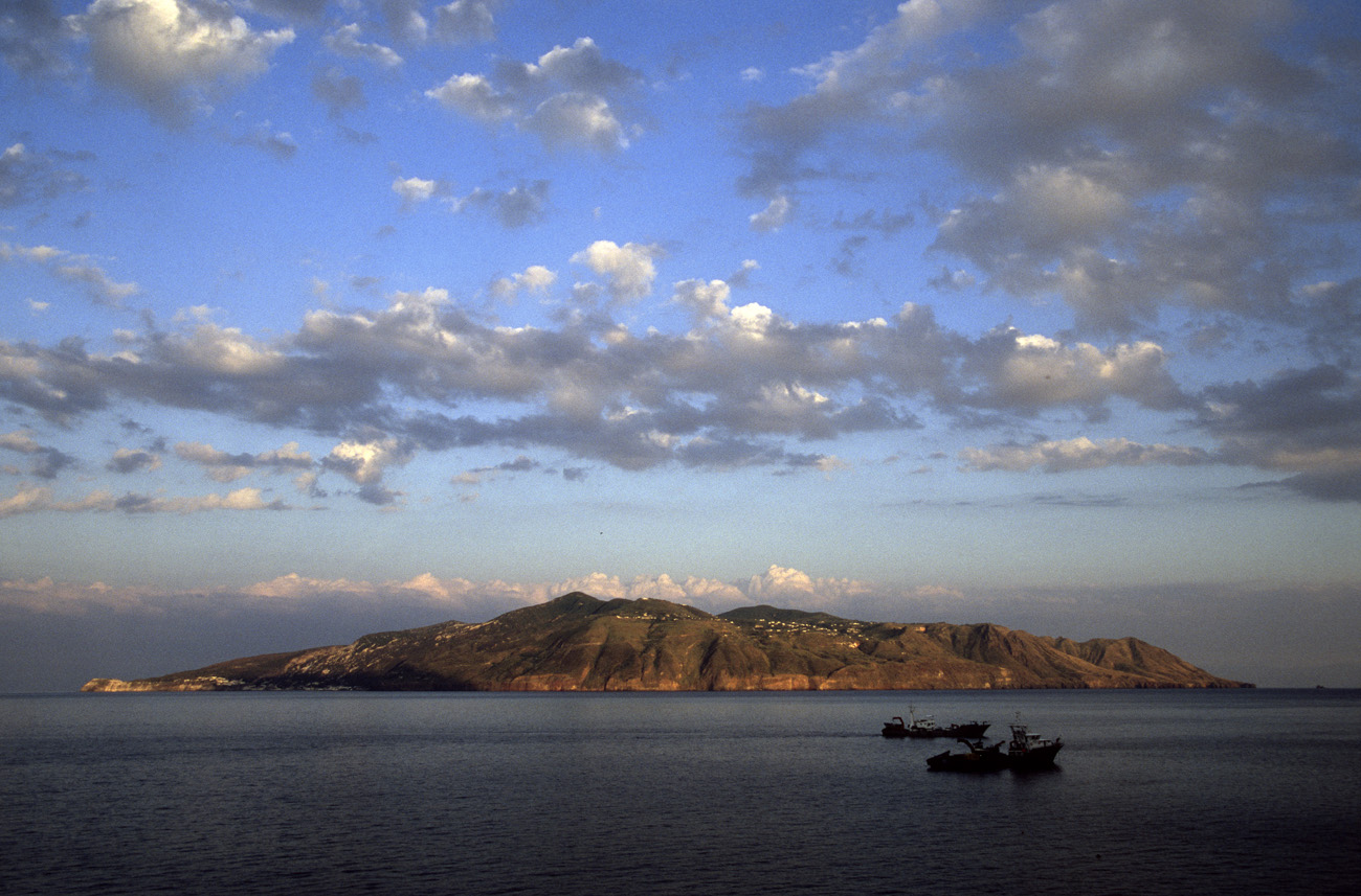 eol06_302.jpg - Italie, îles Eoliennes Lipari l'île de Lipari depuis le sentier entre Lingua et Santa Marina Salina Fuji Velvia 100 F