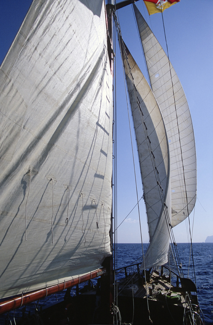 eol06_312.jpg - Italie, îles Eoliennes entre Salina et Panarea (presque) toutes voiles dehors Fuji Velvia 100 F