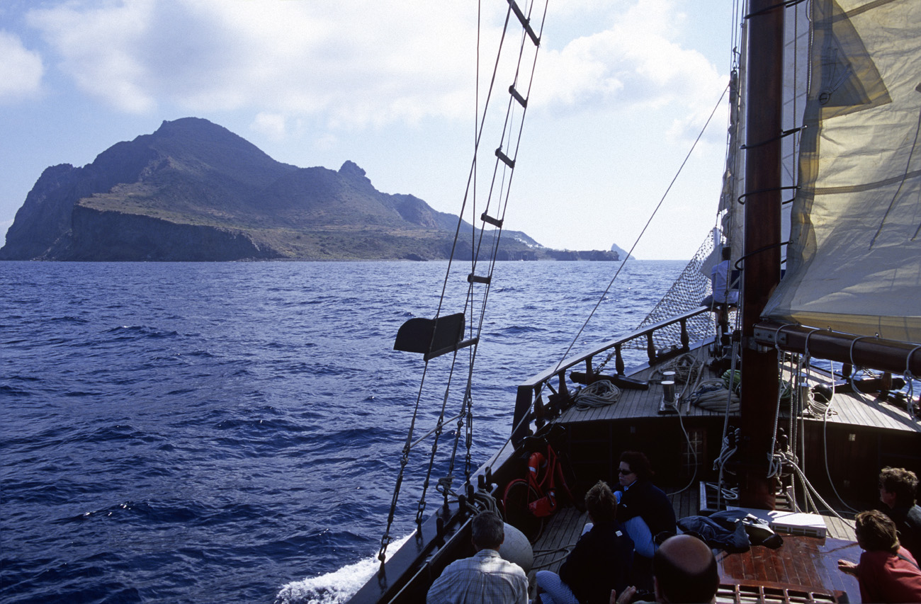 eol06_327.jpg - Italie, îles Eoliennes Panarea cap sur Panarea, île divisée en plusieurs ilôts qui sont les restes d'un grand cratère immergé Fuji Velvia 100 F