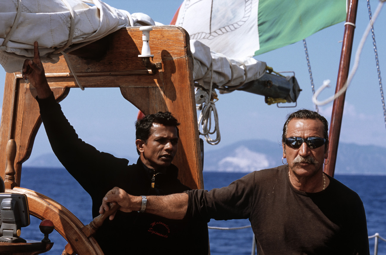 eol06_331.jpg - Italie, îles Eoliennes entre Salina et Panarea le capitaine et son matelot Fuji Velvia 100 F