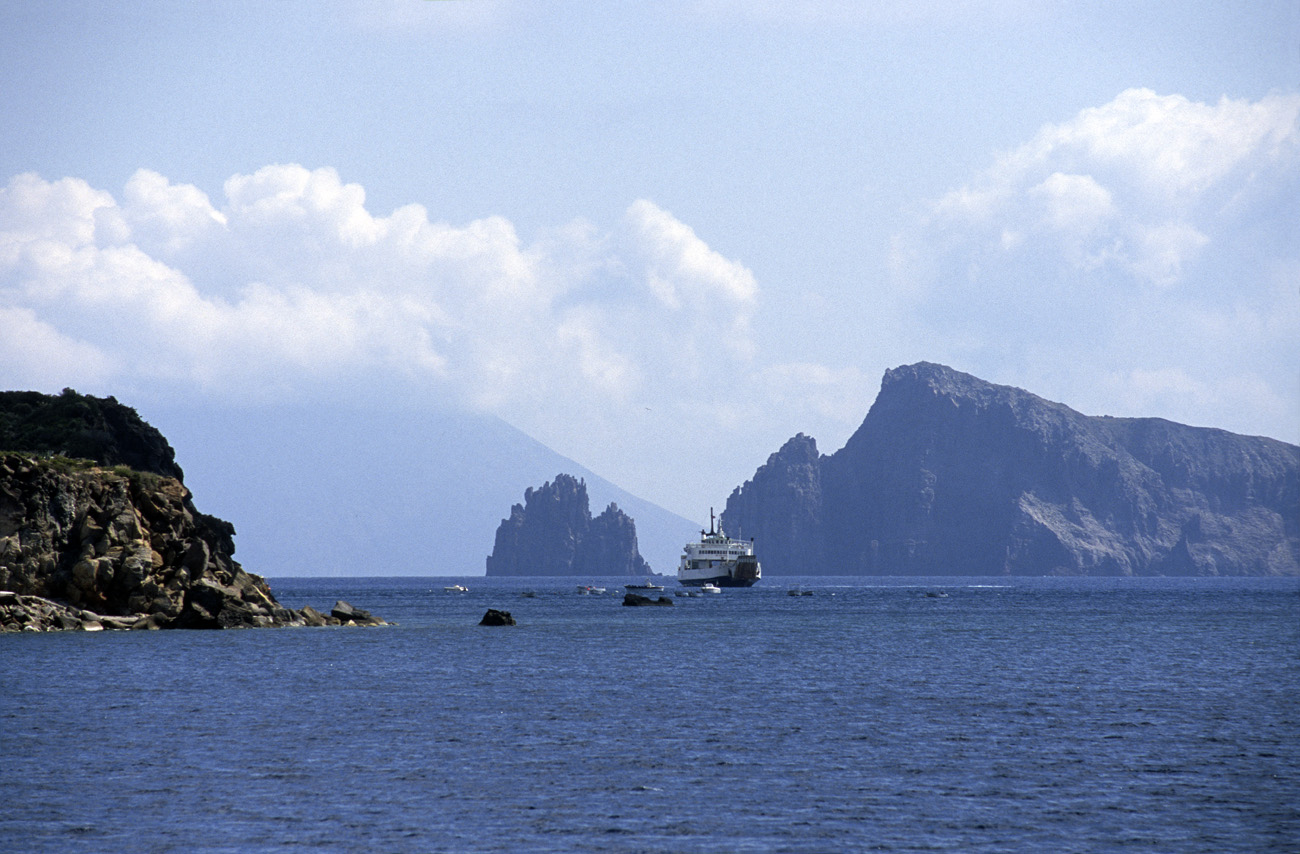 eol06_333.jpg - Italie, îles Eoliennes Panarea une partie des différents ilôts issus de l'ancien cratère Fuji Velvia 100 F