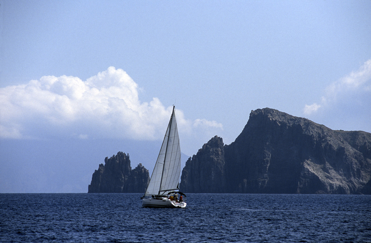 eol06_341.jpg - Italie, îles Eoliennes Panarea une partie des différents ilôts issus de l'ancien cratère Fuji Velvia 100 F