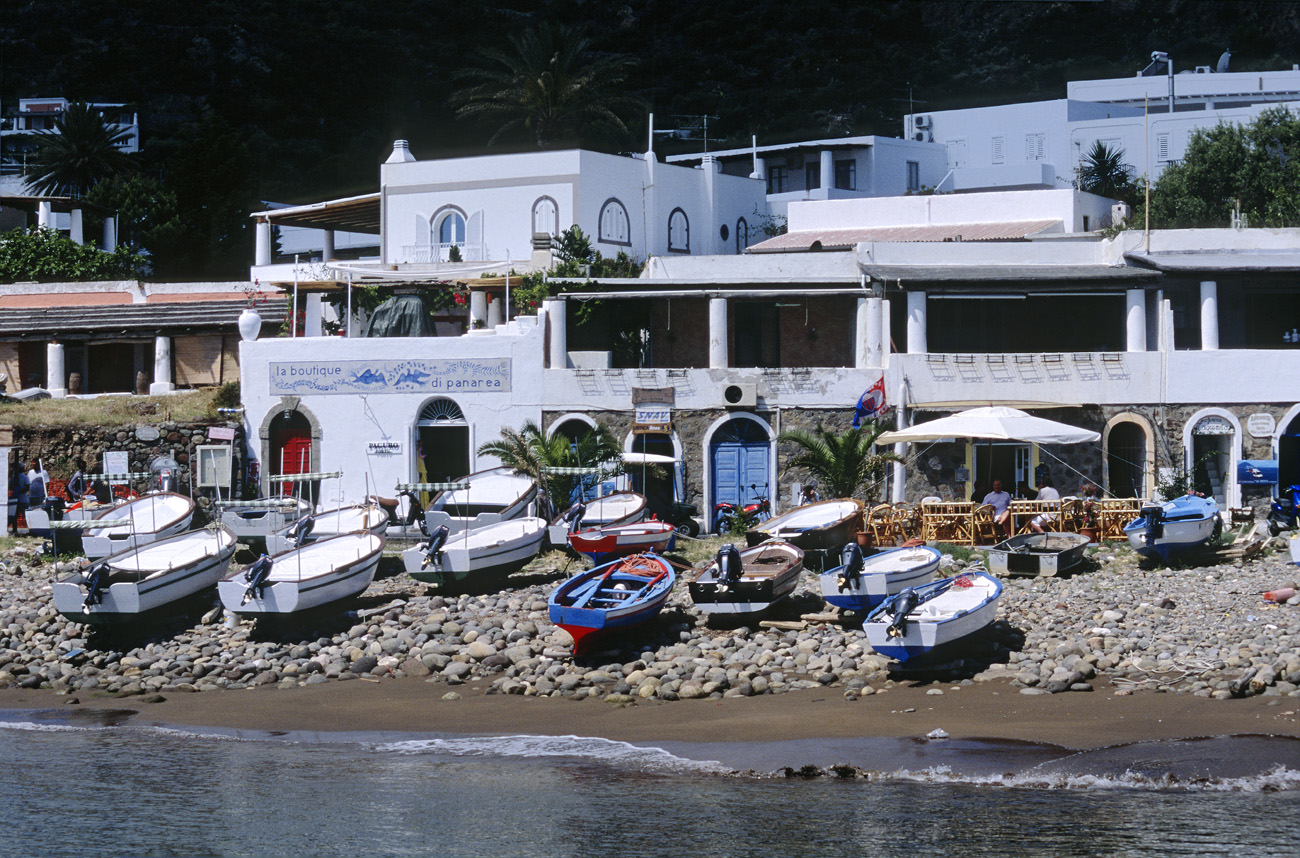 eol06_349.jpg - Italie, îles Eoliennes Panarea les barques caractéristiques des petits ports des Eoliennes, chacun a son embarcation à proximité sur la grève Fuji Velvia 100 F