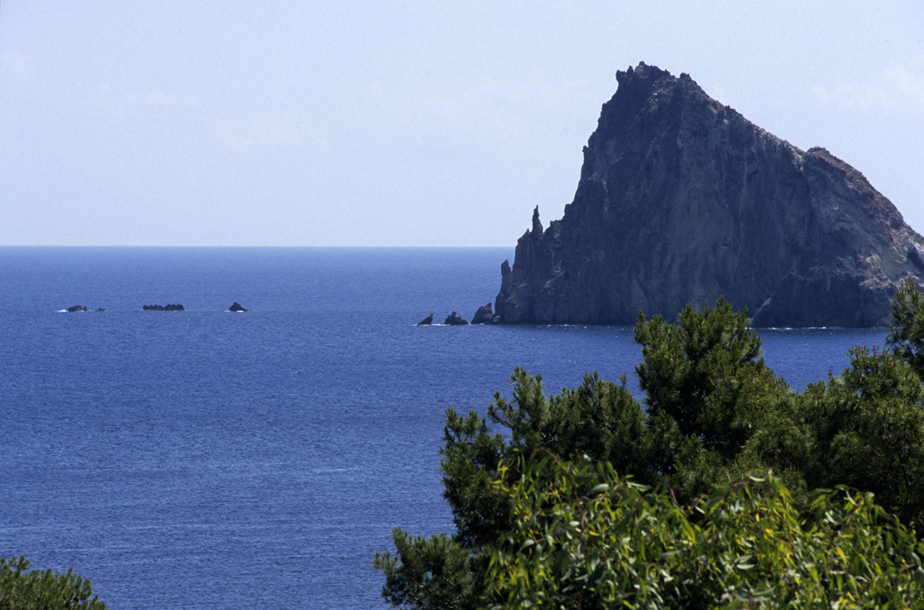 eol06_352.jpg - Italie, îles Eoliennes Panarea un des ilôts vu du sentier balcon conduisant à un site néolithique Fuji Velvia 100 F