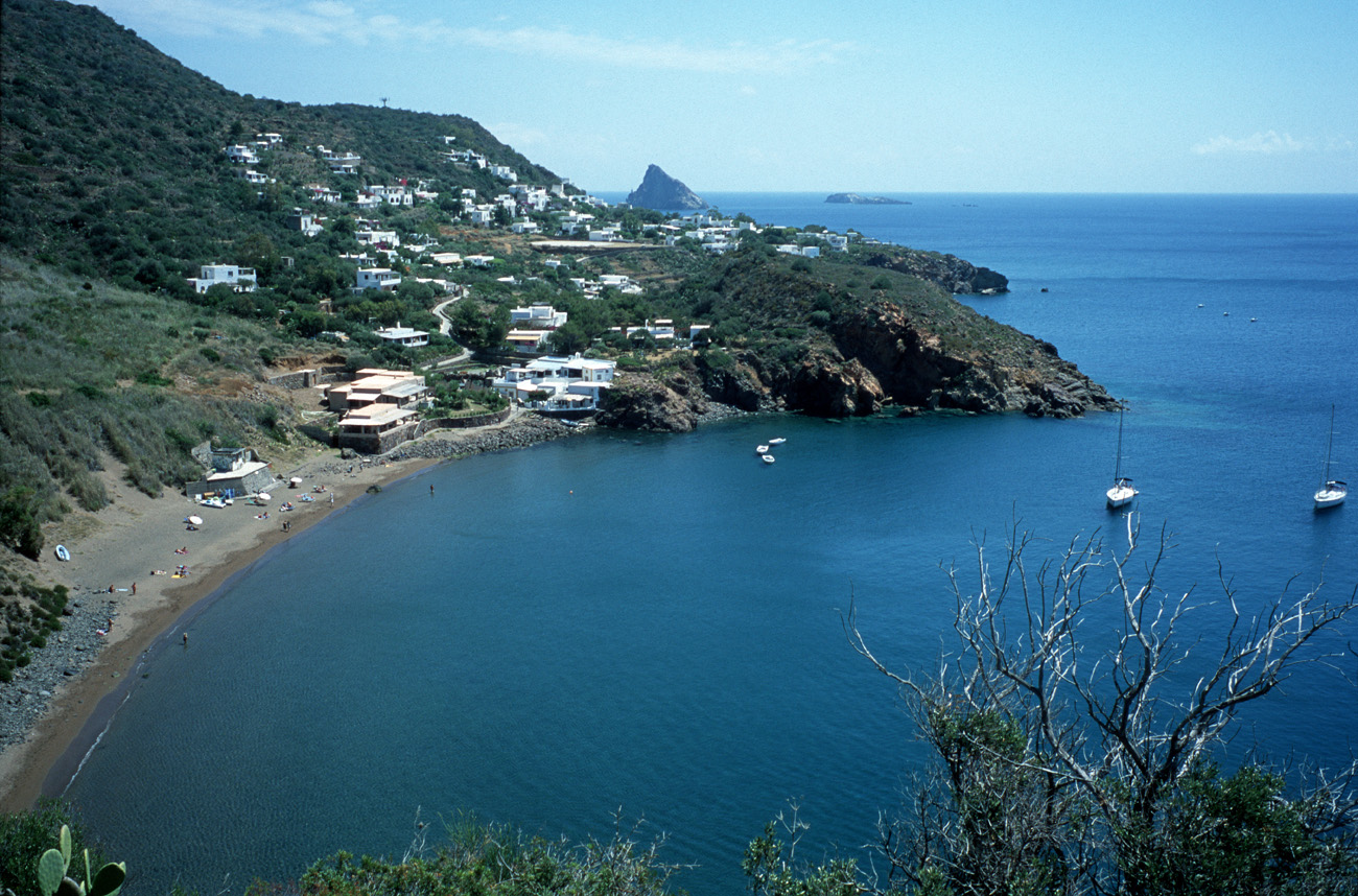 eol06_352ld.jpg - Italie, îles Eoliennes Panarea remontée après la plage, à l'arrivée vers le site néolithique Fuji Velvia 100F